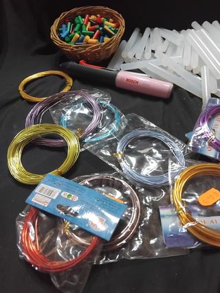 Alambre, silicona y barras pegamento