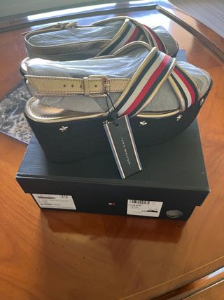 Cuñas Tommy Hilfiger doradas 39