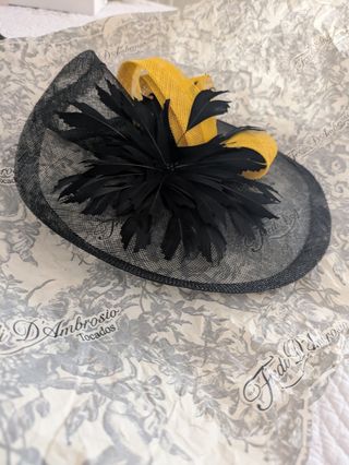 Tocado Fredi D'Ambrosio negro y amarillo