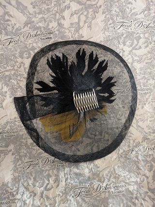 Tocado Fredi D'Ambrosio negro y amarillo