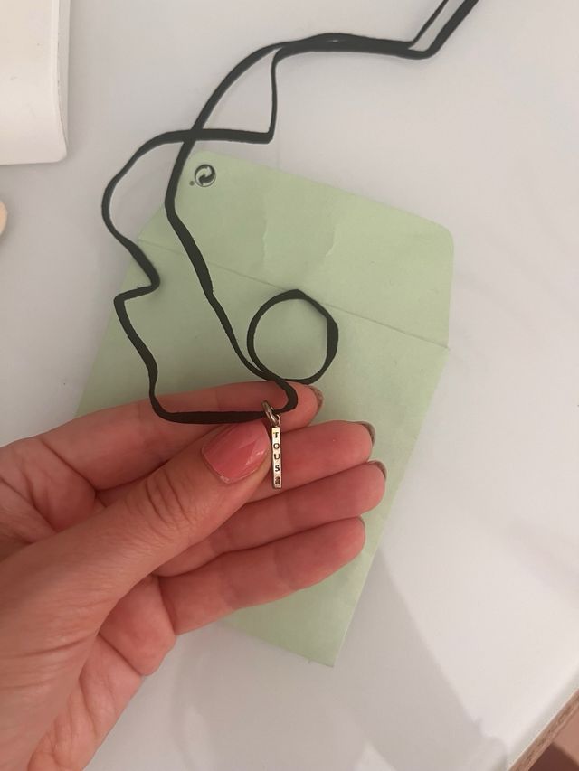 Colgante Tous dorado con cinta negra