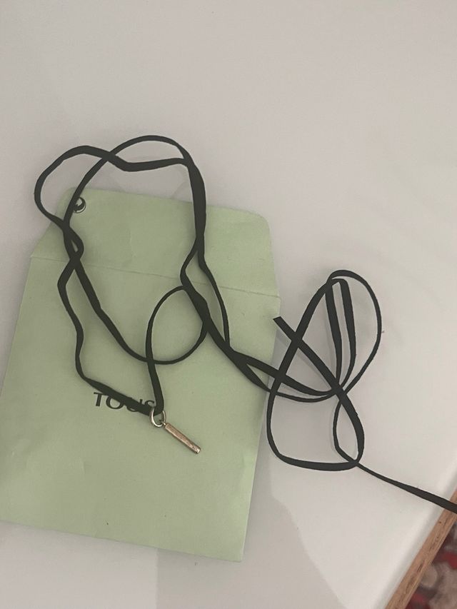 Colgante Tous dorado con cinta negra