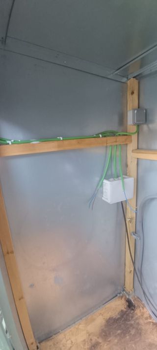 Caseta metálica exterior gris.