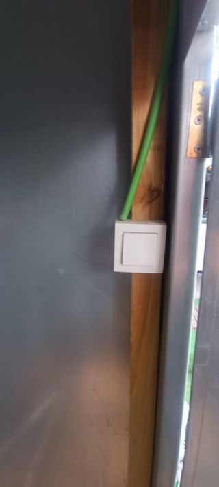 Caseta metálica exterior gris.