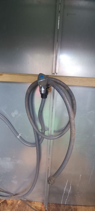 Caseta metálica exterior gris.