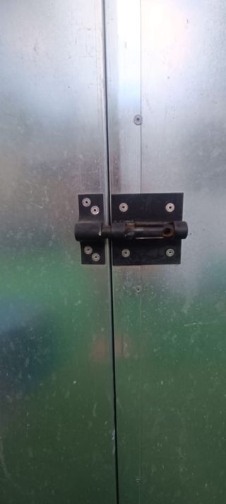 Caseta metálica exterior gris.