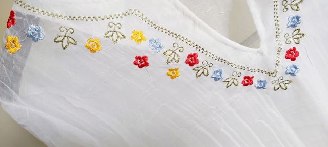 Blusa Fitywell blanca bordada - Talle M