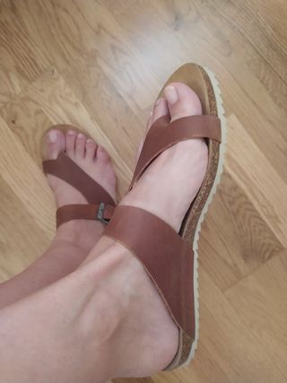 Sandalias piel marrón