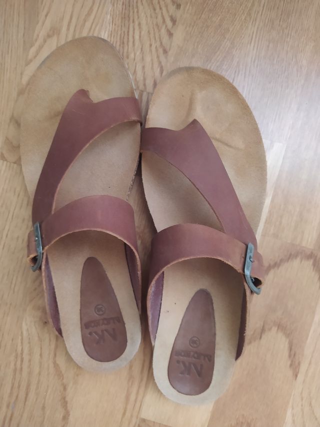 Sandalias piel marrón