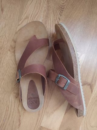 Sandalias piel marrón