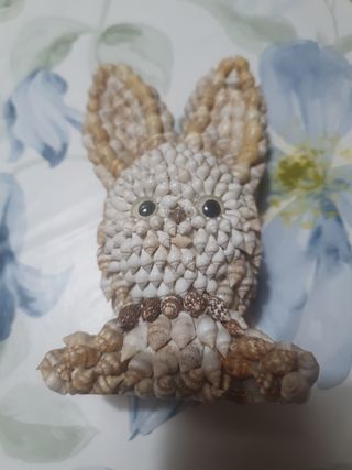 Coniglio decorato conchiglie