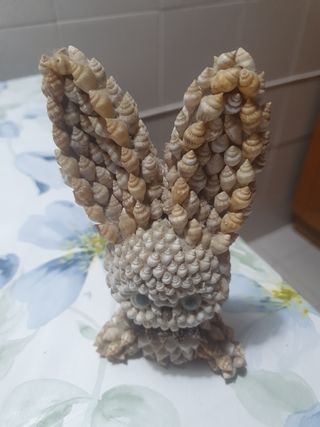 Coniglio decorato conchiglie