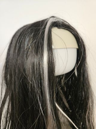 Peluca negra con mechas blancas