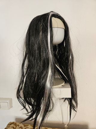 Peluca negra con mechas blancas