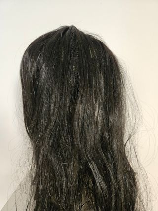 Peluca negra con mechas blancas