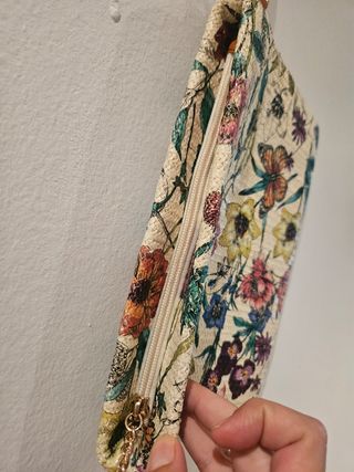 Bolso de mano de rafia con flores - multicolor