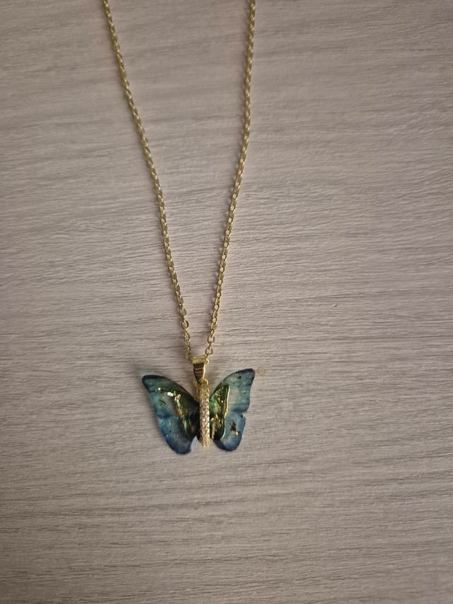 Collar mariposa azul y dorado