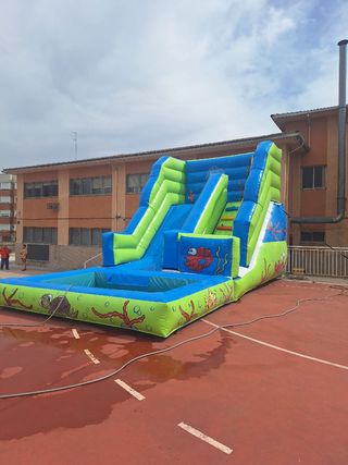 Castillo hinchable tobogán acuático