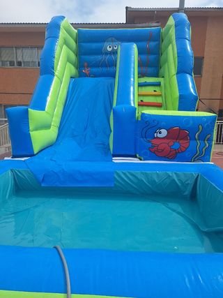 Castillo hinchable tobogán acuático