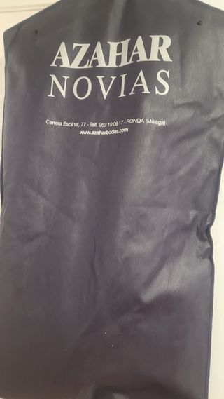 Vestido AZAHAR NOVIAS con un poco de cola. 