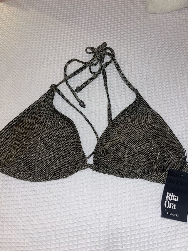 Bikini Rita Ora negro y dorado