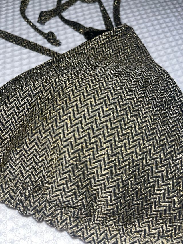 Bikini Rita Ora negro y dorado