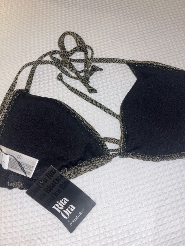 Bikini Rita Ora negro y dorado