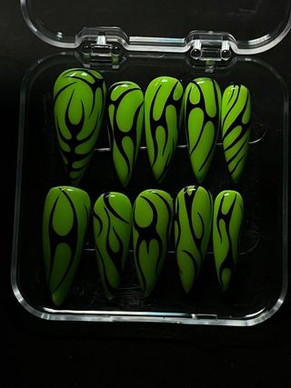 Uñas Press On Nails Verdes con Tribales Negros