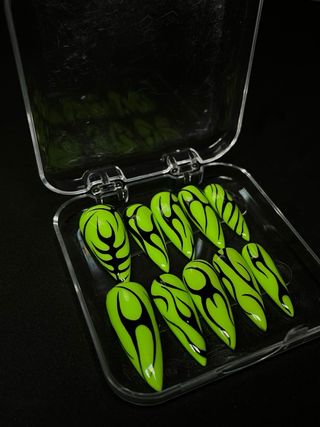 Uñas Press On Nails Verdes con Tribales Negros