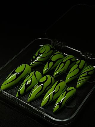 Uñas Press On Nails Verdes con Tribales Negros
