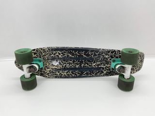 monopatin negro y verde negro y verde