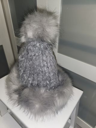 Gorro gris con borla