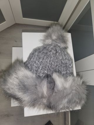 Gorro gris con borla