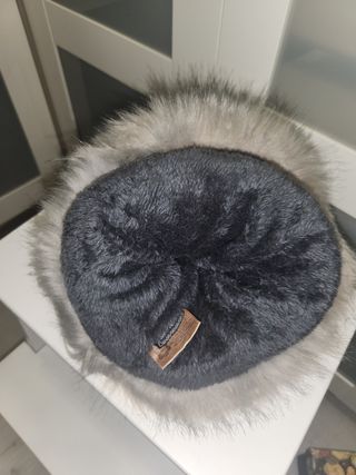 Gorro gris con borla