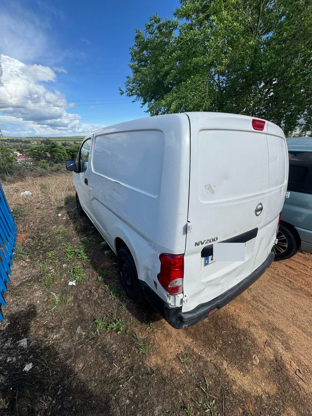 Nissan NV200 CON GOLPE FURGON MOTOR FUNCIONA BIEN
