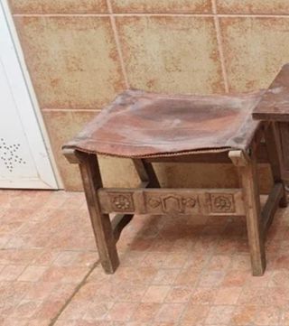 Banqueta antigua de madera y cuero