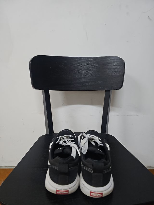 Zapatillas Vans negras y blancas