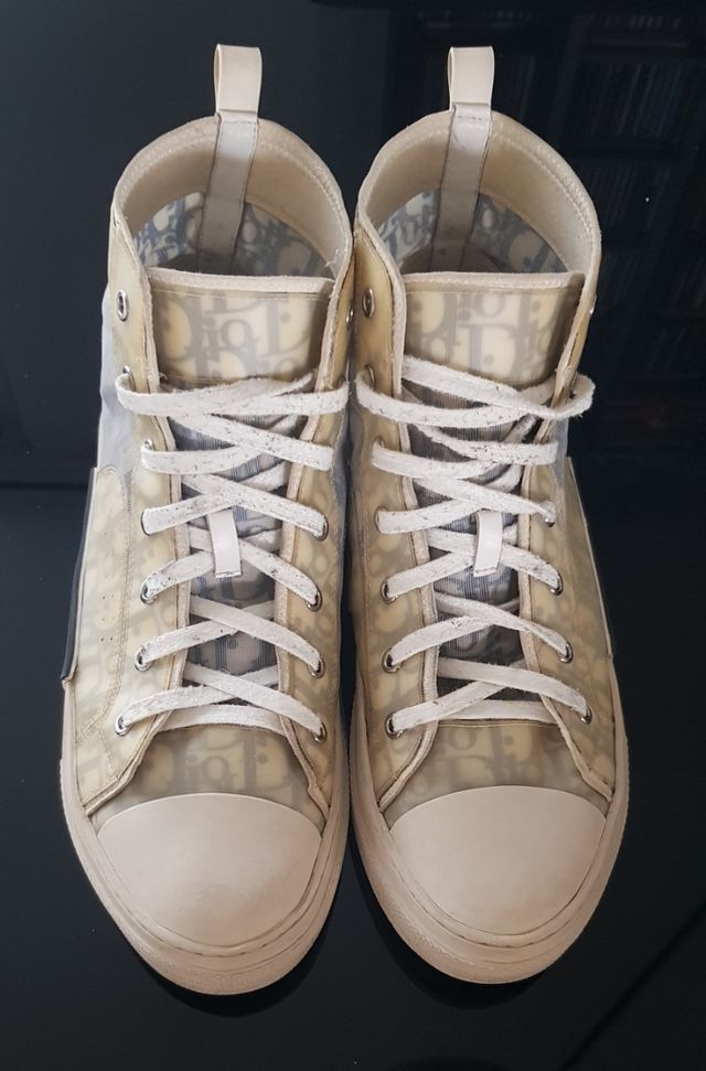 Zapatillas Dior altas beige de segunda mano por 35 EUR en Madrid