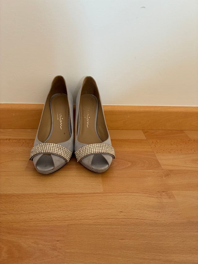 Tacones Meridian grises