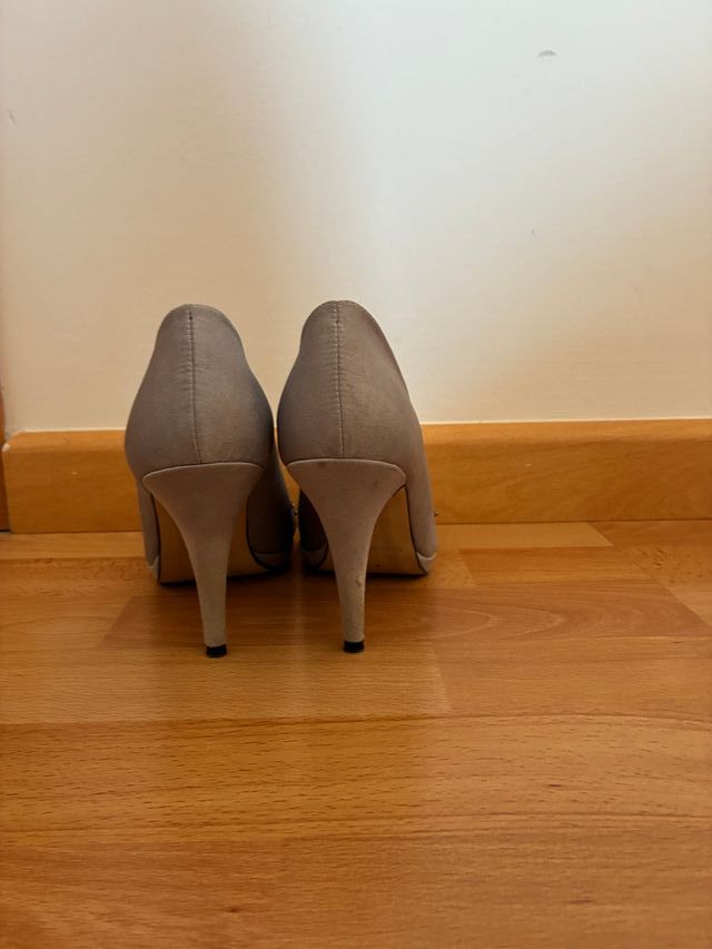 Tacones Meridian grises