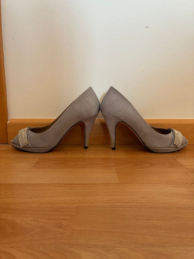 Tacones Meridian grises