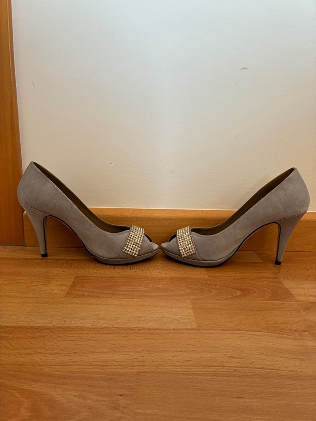 Tacones Meridian grises