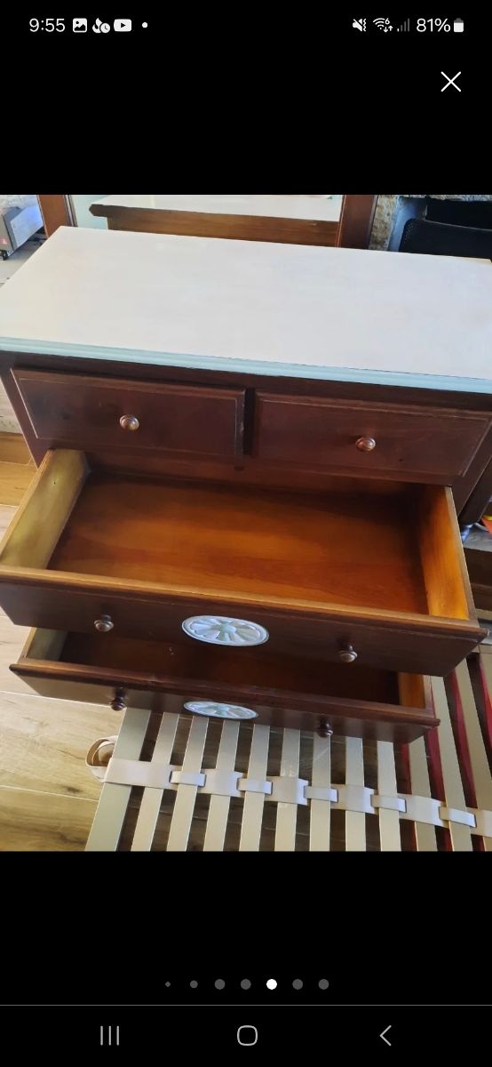 Cama, cómoda, espejo de madera maciza