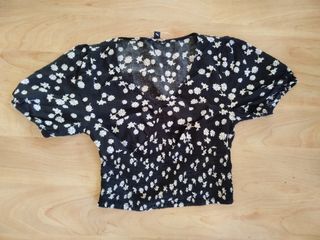 Blusa negra estampada margaritas