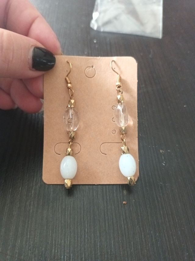 Pendientes artesanales dorados y blancos