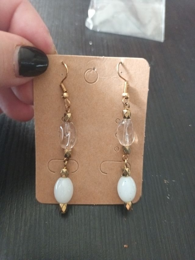 Pendientes artesanales dorados y blancos