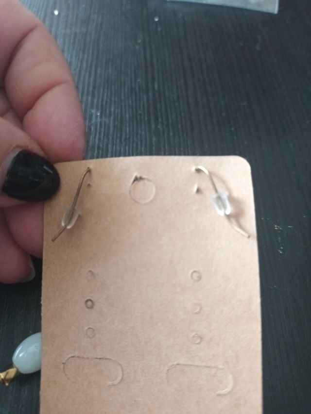 Pendientes artesanales dorados y blancos