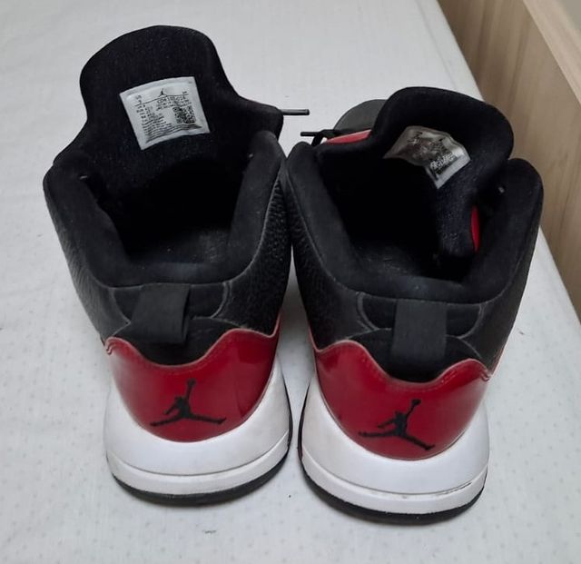 Zapatillas Jordan negras y rojas