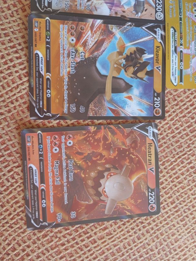 4 cartas Pokémon V y una VMAX