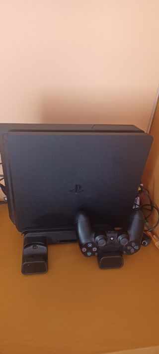 PS4 Slim negra + soporte + mando + 5 juegos